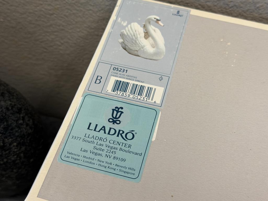LLADRO FINE PORCELAIN FIGURINE SWAN WITH WINGS SPREAD NO. 05231 DESIGNED BY FRANCISCO CATALA - 11