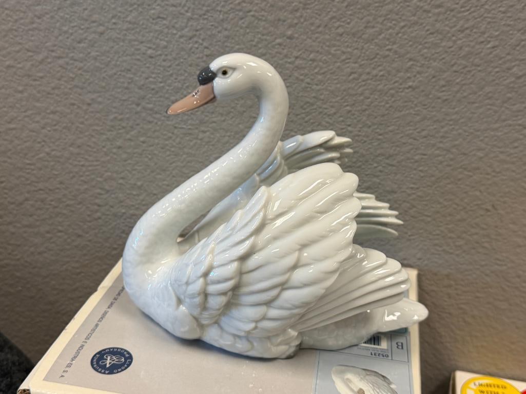 LLADRO FINE PORCELAIN FIGURINE SWAN WITH WINGS SPREAD NO. 05231 DESIGNED BY FRANCISCO CATALA - 2