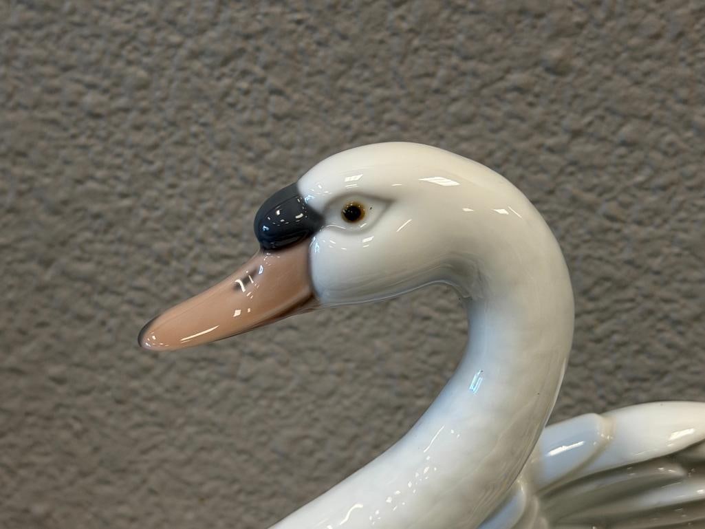 LLADRO FINE PORCELAIN FIGURINE SWAN WITH WINGS SPREAD NO. 05231 DESIGNED BY FRANCISCO CATALA - 3