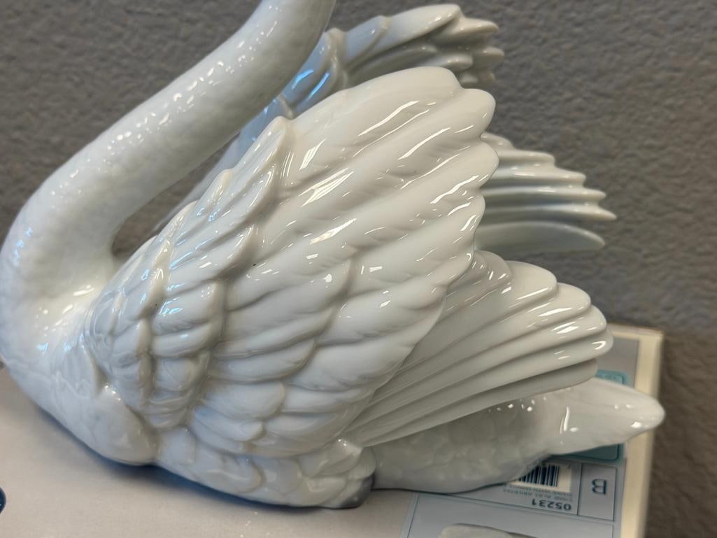 LLADRO FINE PORCELAIN FIGURINE SWAN WITH WINGS SPREAD NO. 05231 DESIGNED BY FRANCISCO CATALA - 4