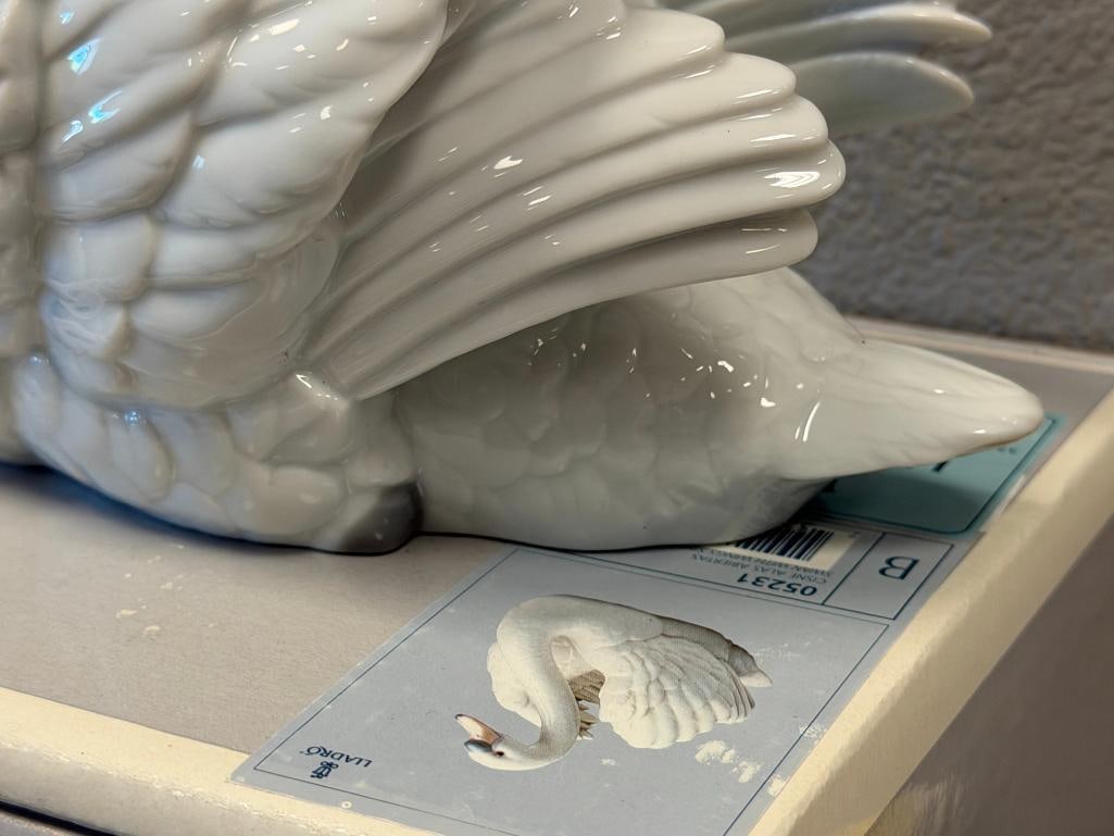 LLADRO FINE PORCELAIN FIGURINE SWAN WITH WINGS SPREAD NO. 05231 DESIGNED BY FRANCISCO CATALA - 5