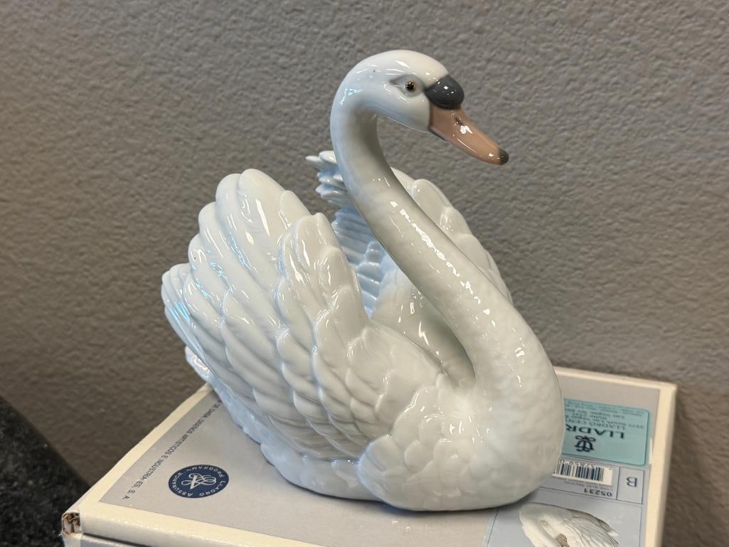 LLADRO FINE PORCELAIN FIGURINE SWAN WITH WINGS SPREAD NO. 05231 DESIGNED BY FRANCISCO CATALA - 7