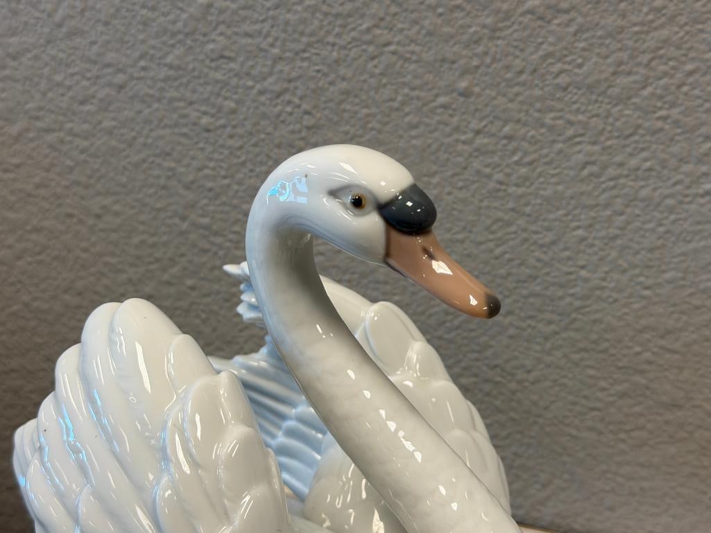 LLADRO FINE PORCELAIN FIGURINE SWAN WITH WINGS SPREAD NO. 05231 DESIGNED BY FRANCISCO CATALA - 8