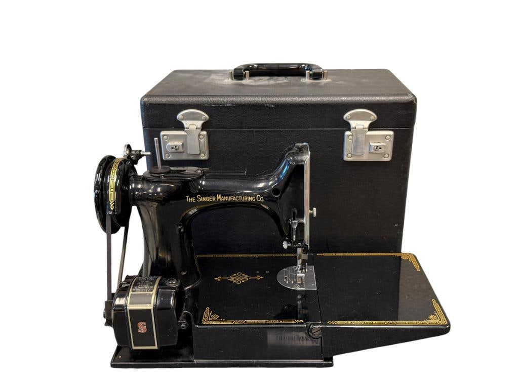 VINTAGE SINGER FEATHERWEIGHT PORTABEL SEWING MACHINE CAT. 3-120 SERIAL AL184383 SIMANCO USA (1 of 12)