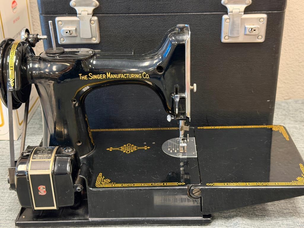 VINTAGE SINGER FEATHERWEIGHT PORTABLE SEWING MACHINE CAT. 3-120 SERIAL AL184383 SIMANCO USA - 2