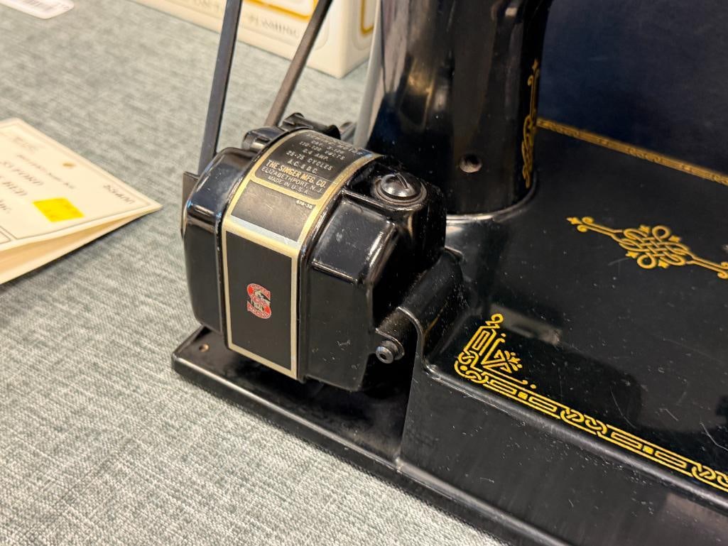 VINTAGE SINGER FEATHERWEIGHT PORTABLE SEWING MACHINE CAT. 3-120 SERIAL AL184383 SIMANCO USA - 4