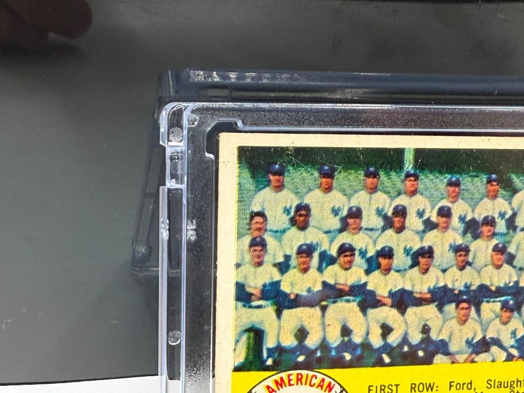 1958 TOPPS #246 NEW YORK YANKEES TEAM BASEBALL CARD - 4