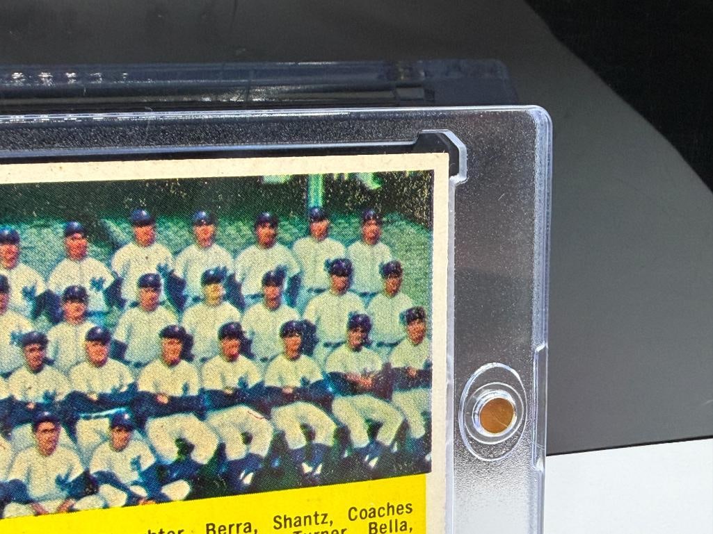 1958 TOPPS #246 NEW YORK YANKEES TEAM BASEBALL CARD - 5