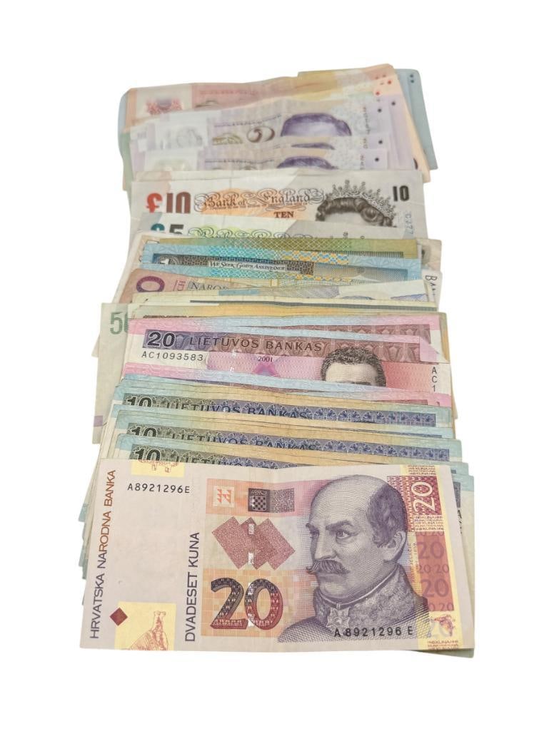 ASSORTED FOREIGN CURRENCY NOTES FEATURING CURRENCY FROM ALL OVER THE WORLD: INCLUDING NOTES FROM ENGLAND, LIETUVOS, KUWAIT, ITALY, SPAIN, SINGAPORE, POLAND, AND MORE, INCLUDES 5,000 CINCO MILPESETAS FROM SPAIN, 45 ENGLISH POUNDS, 500 LITHUANIAN LITA, 70,000 LIRA FROM ITALY,