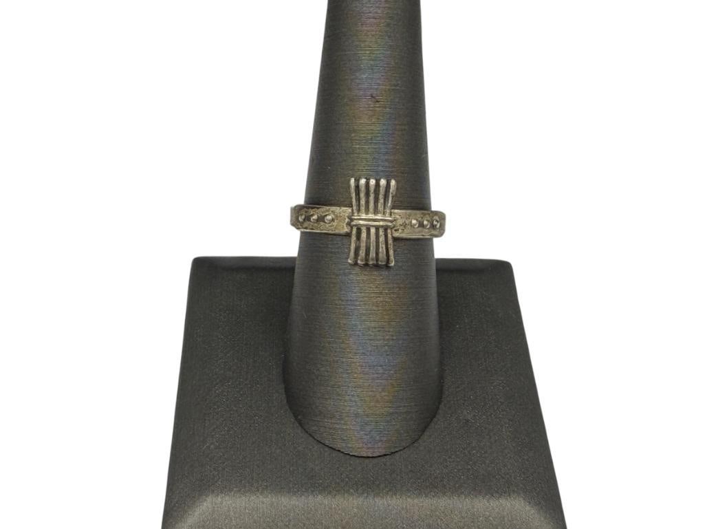VINTAGE STERLING SILVER RING FEATURING UNIQUE DESIGN: HALLMARKED BY MAKER ADJUSTABLE SIZE, 1/2" FRONT, 1.96 GRAMS