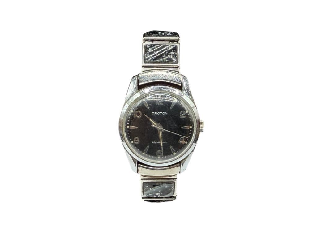 VINTAGE MEN'S CROTON AQUAMATIC WRISTWATCH: CIRCA 1950'S - 60'S, 17 JEWELS SWISS AUTOMATIC MOVEMENT, EXPLORER STYLE DESIGN, RUNNING CONDITION, STAINLESS STEEL WITH BLACK AND WHITE STONE LINKS, INSCRIBED ON BACK, SERIAL ON CASE # 79674 70, FAIR 