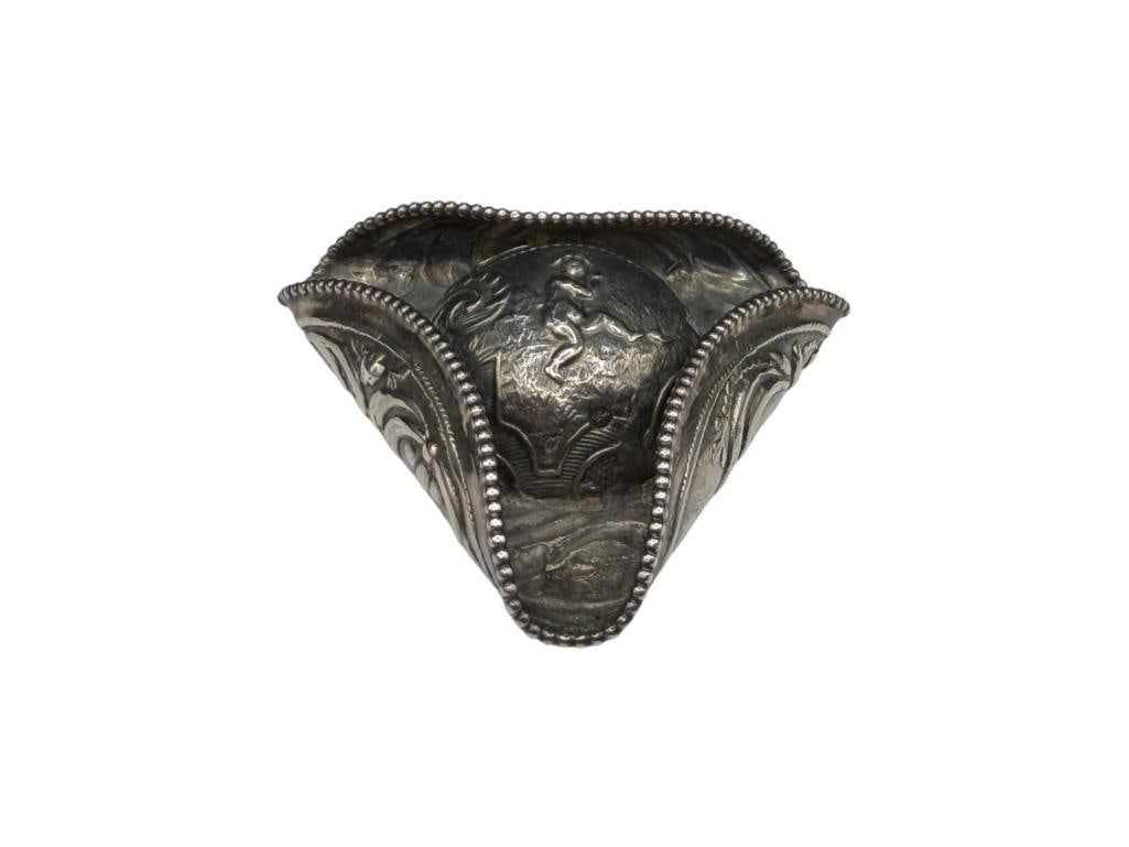 ANTIQUE 1800'S STERLING SILVER SNUFF BOX FEATURING ORNATE REPOUSSE AND FIGURAL TOP HAT DESIGN: CONSIGNOR STATES PIECE BELONGED TO EDNA FIEG WHO IMMIGRATED TO THE U.S. FROM GERMANY IN THE LATE 1800'S, NO HALLMARKS 2 1/4", 36.78 GRAMS
