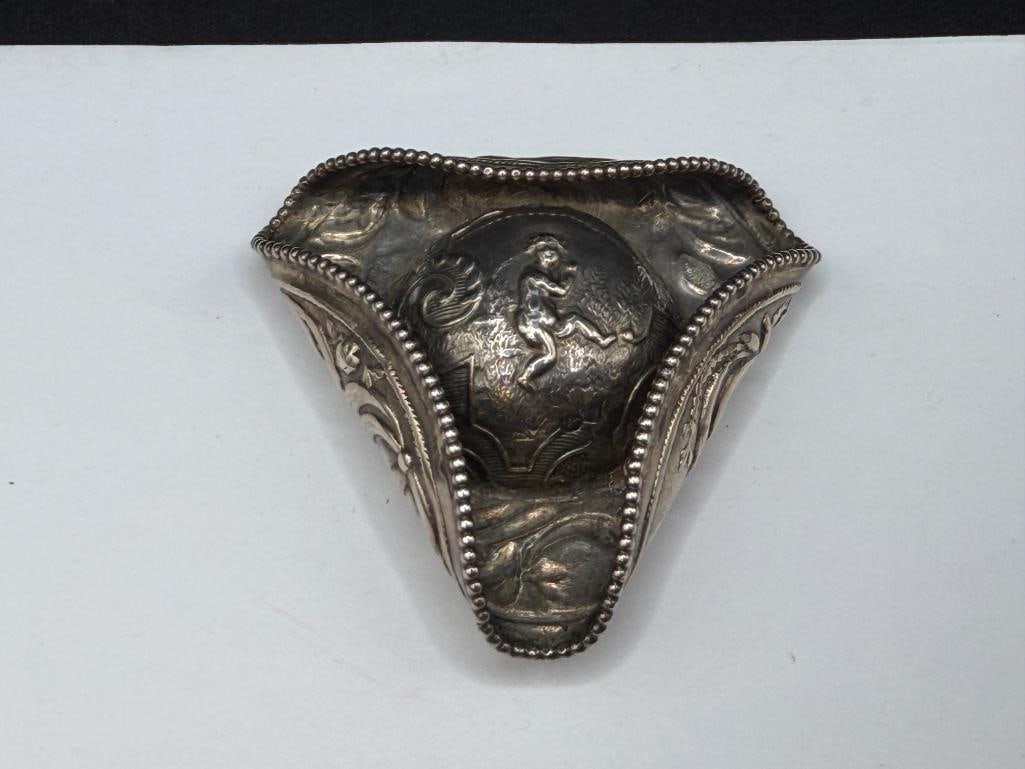 ANTIQUE 1800'S STERLING SILVER SNUFF BOX FEATURING ORNATE REPOUSSE AND FIGURAL TOP HAT DESIGN - 2
