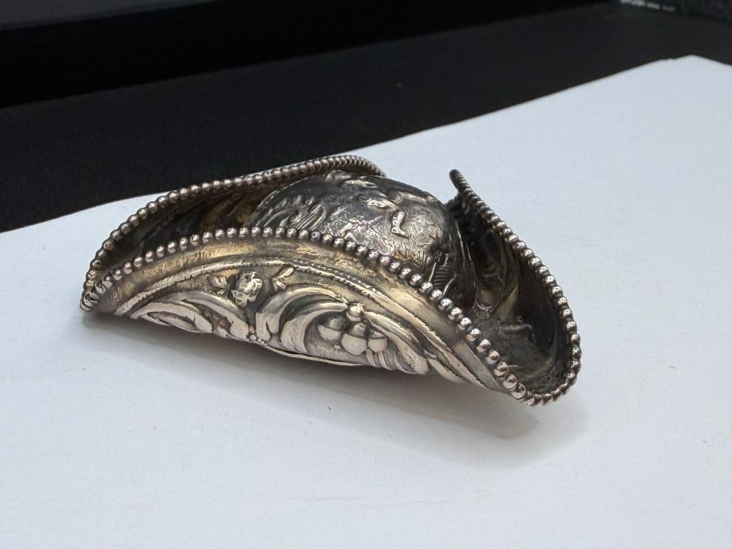 ANTIQUE 1800'S STERLING SILVER SNUFF BOX FEATURING ORNATE REPOUSSE AND FIGURAL TOP HAT DESIGN - 3
