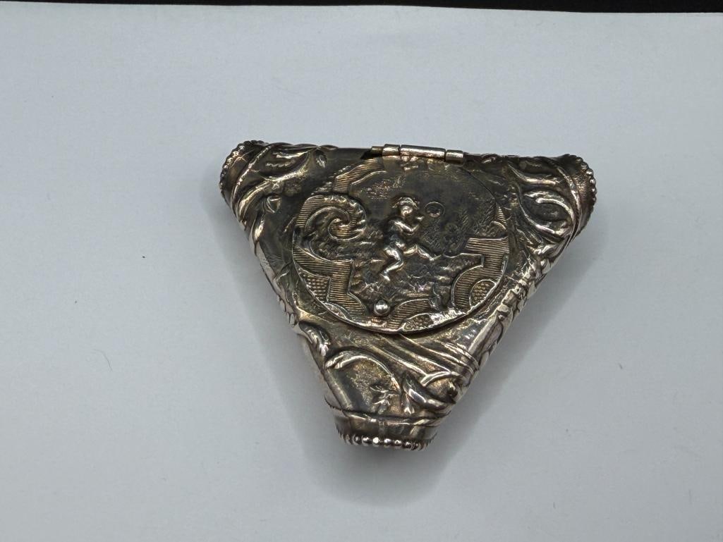 ANTIQUE 1800'S STERLING SILVER SNUFF BOX FEATURING ORNATE REPOUSSE AND FIGURAL TOP HAT DESIGN - 4