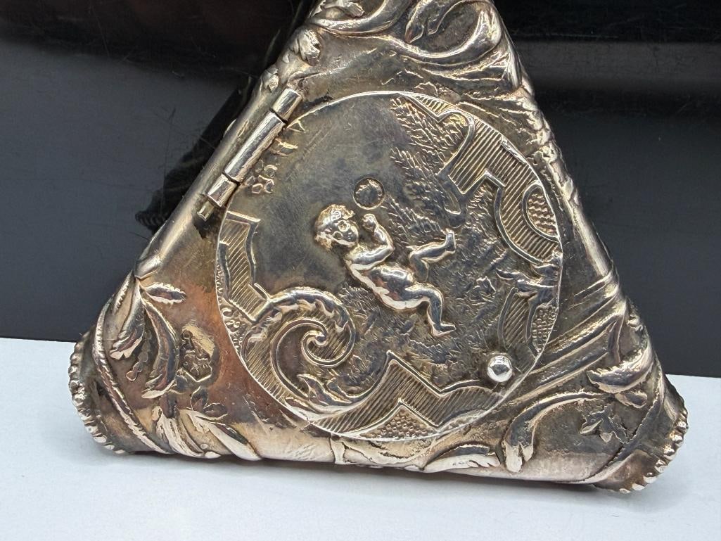 ANTIQUE 1800'S STERLING SILVER SNUFF BOX FEATURING ORNATE REPOUSSE AND FIGURAL TOP HAT DESIGN - 5