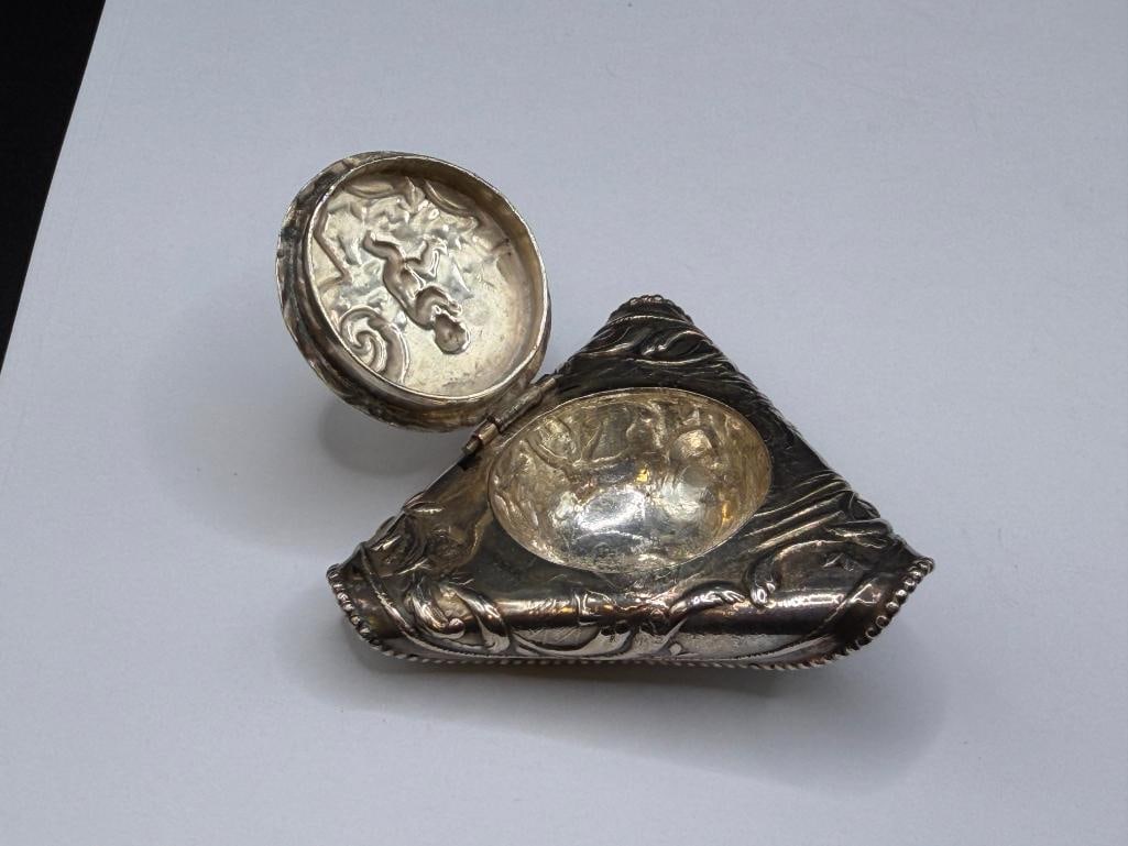 ANTIQUE 1800'S STERLING SILVER SNUFF BOX FEATURING ORNATE REPOUSSE AND FIGURAL TOP HAT DESIGN - 6