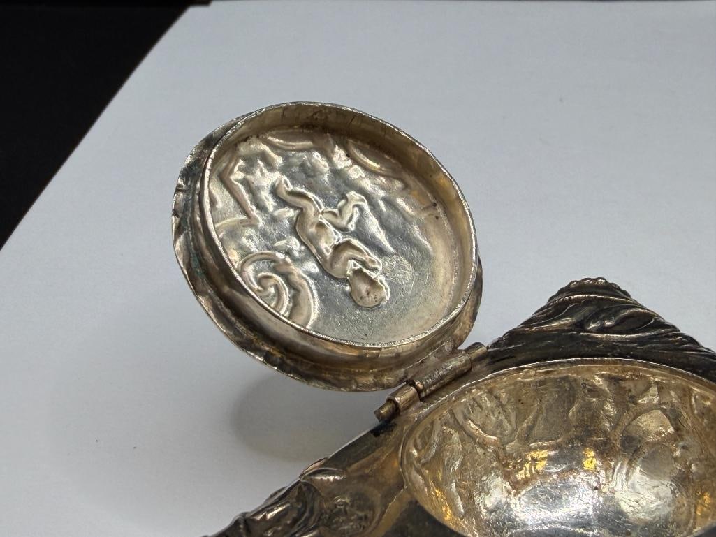 ANTIQUE 1800'S STERLING SILVER SNUFF BOX FEATURING ORNATE REPOUSSE AND FIGURAL TOP HAT DESIGN - 7