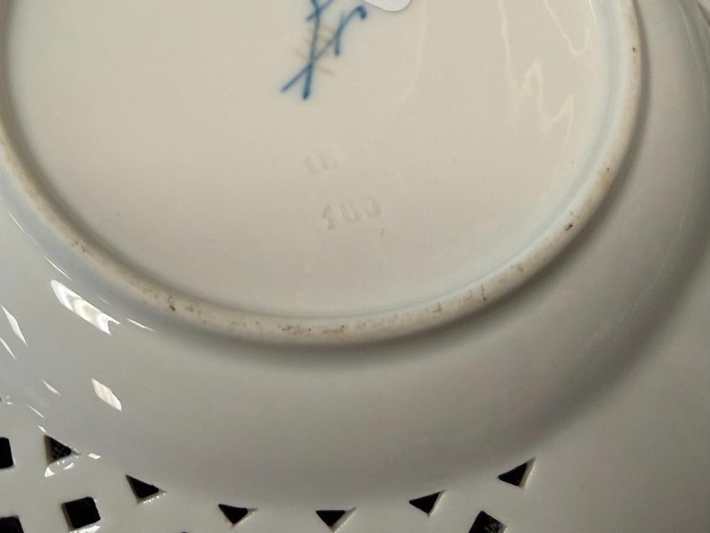 MEISSEN GERMAN PORCELAIN BLUE ONION AND BLANK LACE RIM PLATES - 5