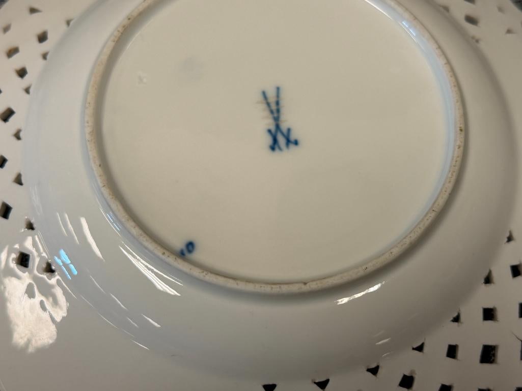 MEISSEN GERMAN PORCELAIN BLUE ONION AND BLANK LACE RIM PLATES - 8
