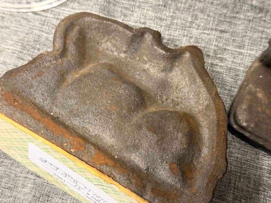 PAIR OF VINTAGE CAST IRON HEAVY BOOKENDS OF A SADDLED HORSE CIRCA 1920'S - 1930'S - 5