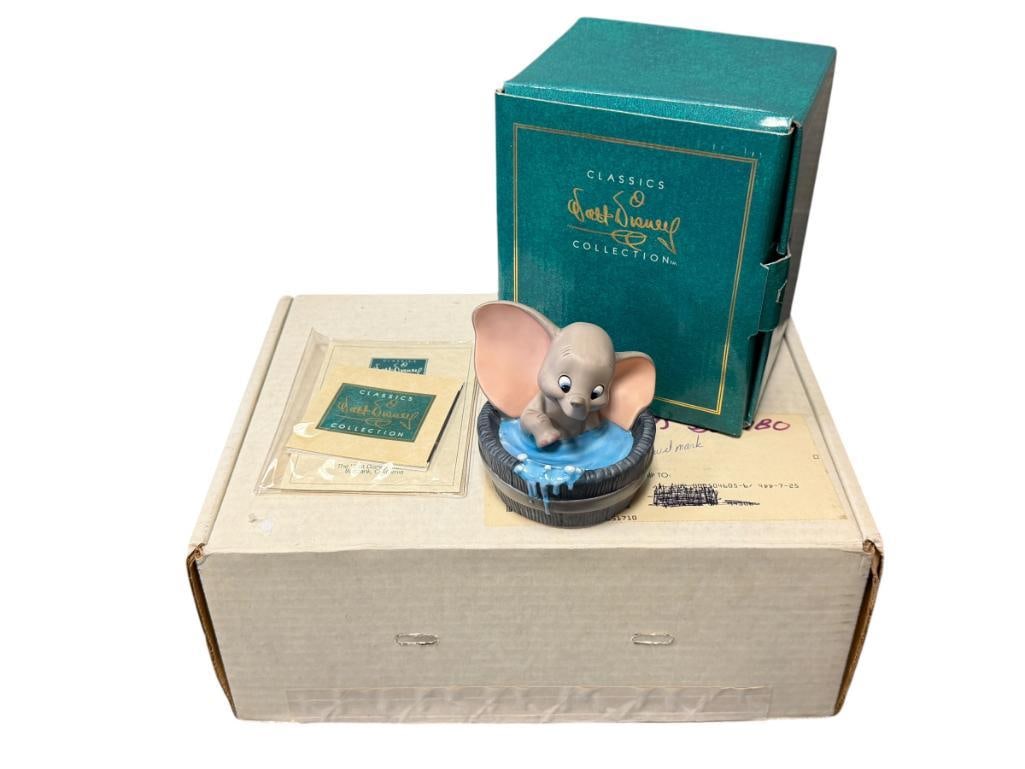 WALT DISNEY CLASSICS COLLECTION 1995 MEMBERS ONLY SOCIETY PORCELAIN FIGURINE DUMBO SIMPLY ADORABLE: WALT DISNEY COLLECTORS SOCIETY FIGURINE OF DUMBO SPLASHING IN A WASH TUB, INCLUDES CERTIFICATE, ORIGINAL BOX AND SHIPPING BOX,NO DAMAGE OR REPAIRS 3 1/2" H