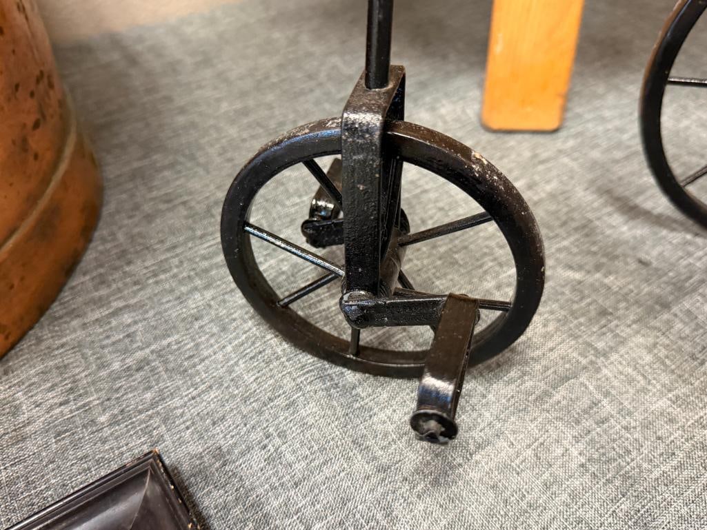 20TH CENTURY LAUREL AND HARDY FOLK ART VINTAGE DOLL TRICYCLE METAL FRAME, WHEELS AND WOODEN SEATS - 5