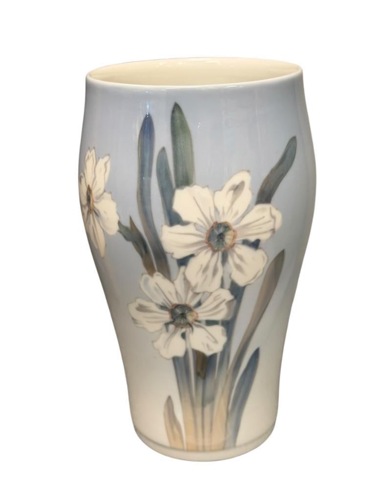 VINTAGE ROYAL COPENHAGEN WHITE NARCISSUS PORCELAIN VASE NO. 2778 CIRCA 1950'S MADE IN DENMARK: HAND PAINTED PORCELAIN VASE WITH FLORAL DESIGN, MARKED ON THE BOTTOM, NO CRACKS OR CHIPS 8" H