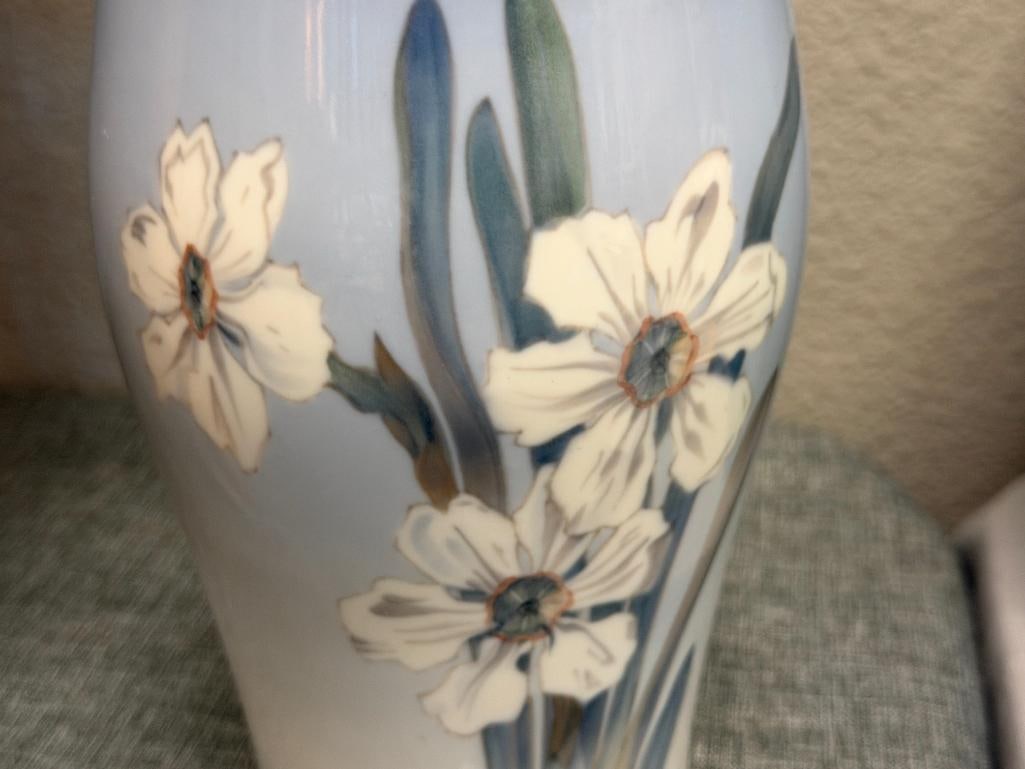 VINTAGE ROYAL COPENHAGEN WHITE NARCISSUS PORCELAIN VASE NO. 2778 CIRCA 1950'S MADE IN DENMARK - 2