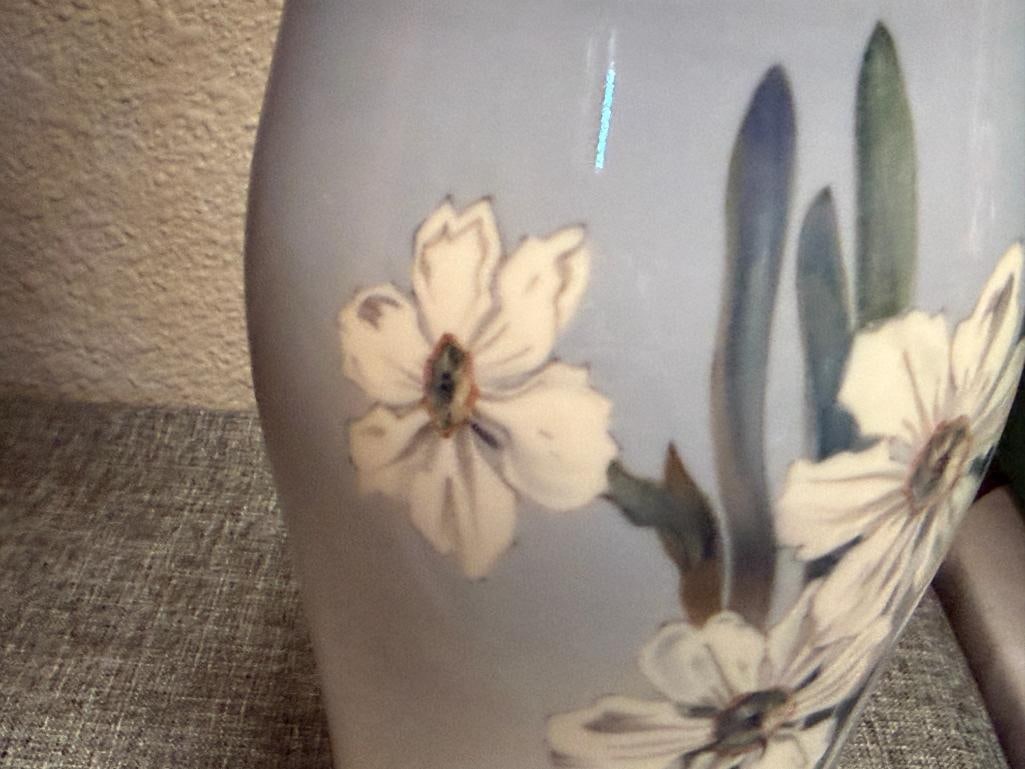 VINTAGE ROYAL COPENHAGEN WHITE NARCISSUS PORCELAIN VASE NO. 2778 CIRCA 1950'S MADE IN DENMARK - 3
