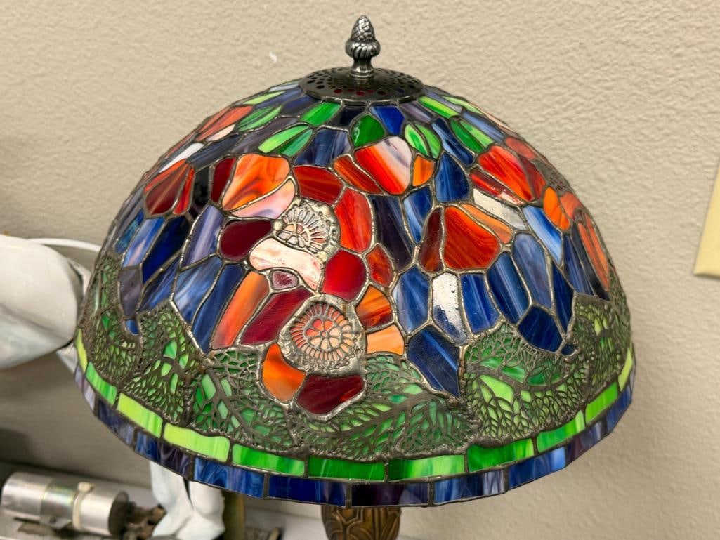 TIFFANY STYLE STAINED GLASS TABLE LAMP WITH PIERCED METAL OVERLAY CAST BRONZE TONED BASE - 3