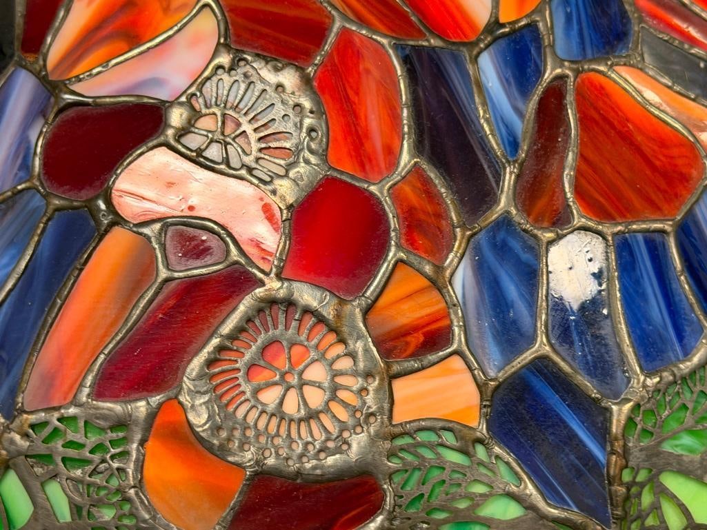 TIFFANY STYLE STAINED GLASS TABLE LAMP WITH PIERCED METAL OVERLAY CAST BRONZE TONED BASE - 4