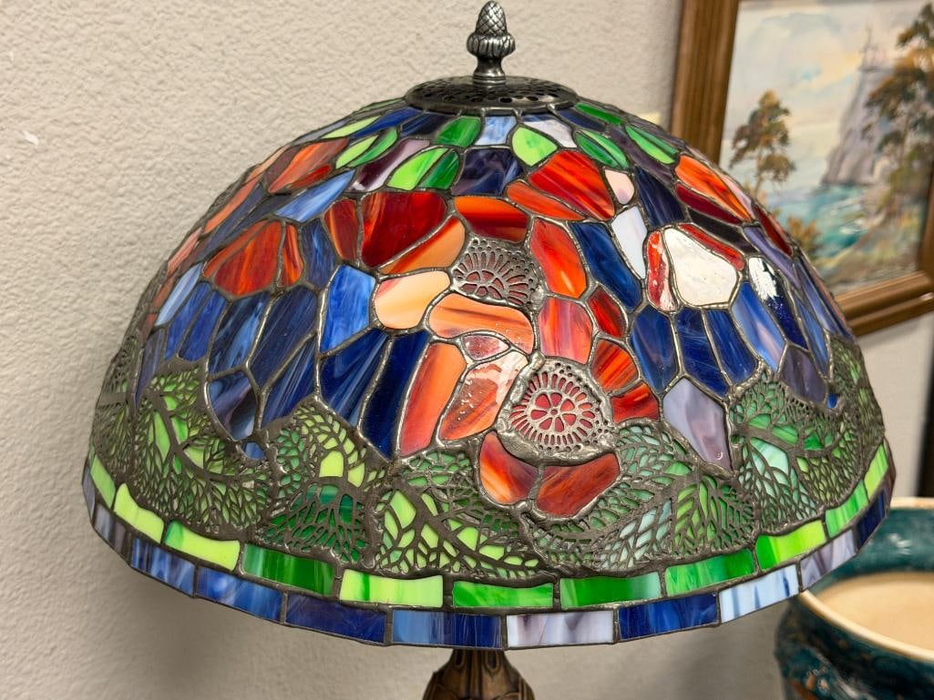 TIFFANY STYLE STAINED GLASS TABLE LAMP WITH PIERCED METAL OVERLAY CAST BRONZE TONED BASE - 7