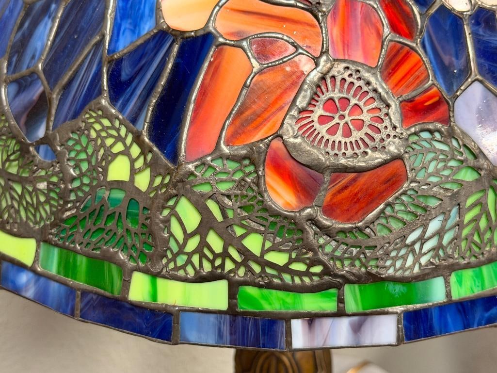 TIFFANY STYLE STAINED GLASS TABLE LAMP WITH PIERCED METAL OVERLAY CAST BRONZE TONED BASE - 8