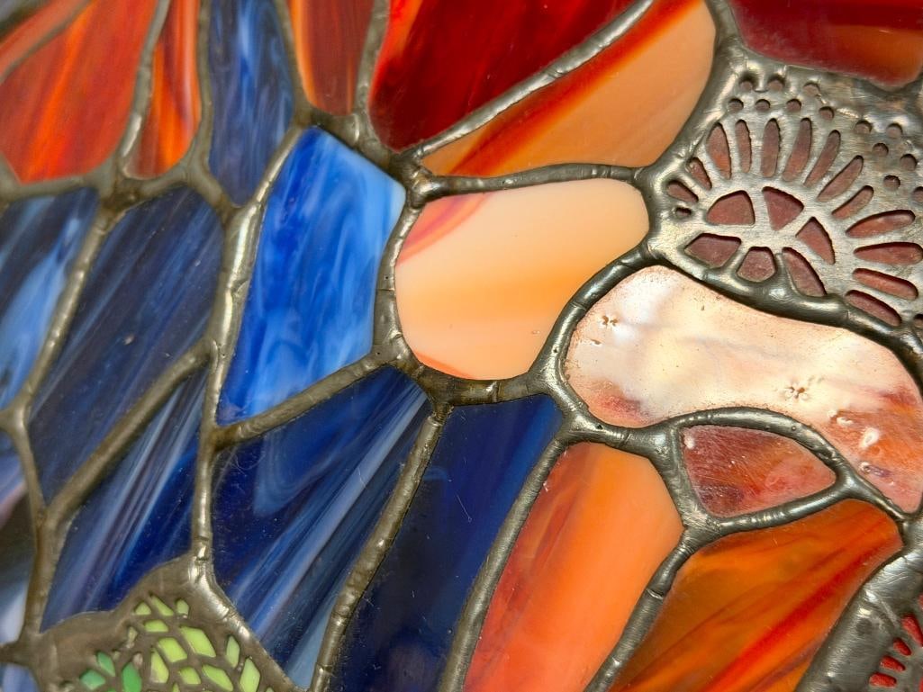 TIFFANY STYLE STAINED GLASS TABLE LAMP WITH PIERCED METAL OVERLAY CAST BRONZE TONED BASE - 9