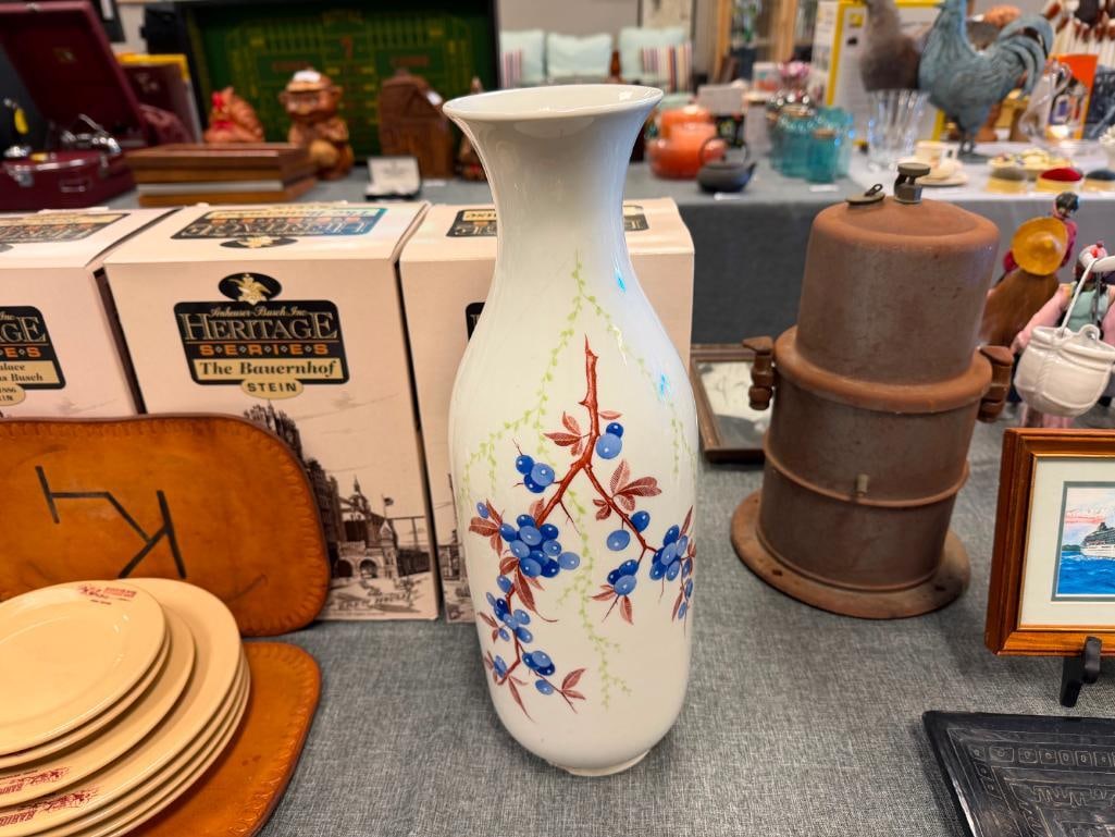 1990'S GEBRUDER HEUBACH HAND PAINTED BLUEBERRY PORCELAIN VASE - 2