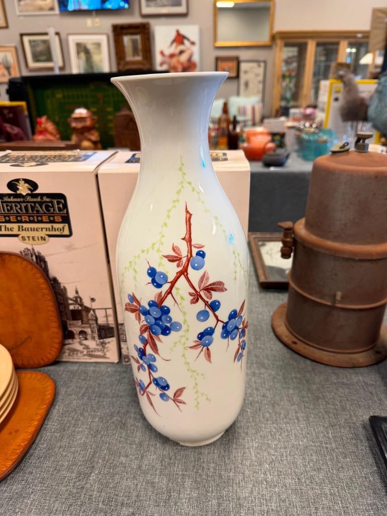 1990'S GEBRUDER HEUBACH HAND PAINTED BLUEBERRY PORCELAIN VASE - 3