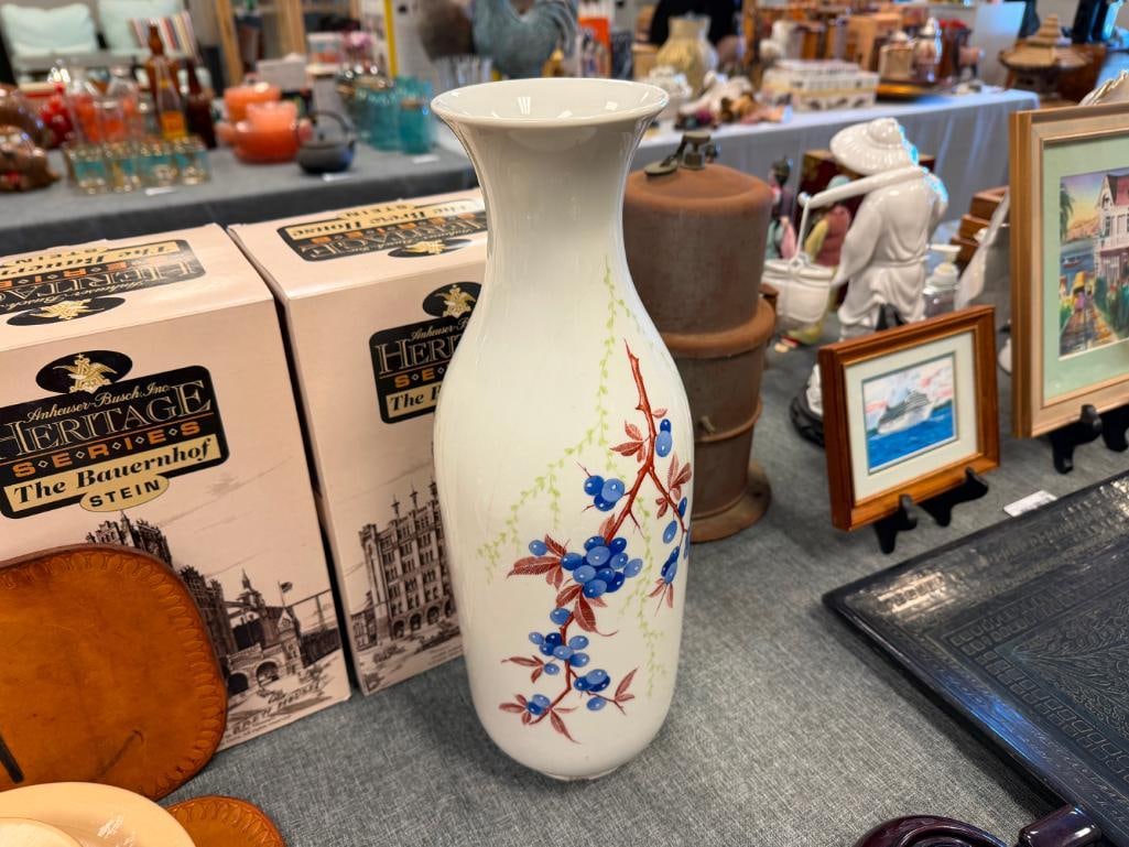 1990'S GEBRUDER HEUBACH HAND PAINTED BLUEBERRY PORCELAIN VASE - 5