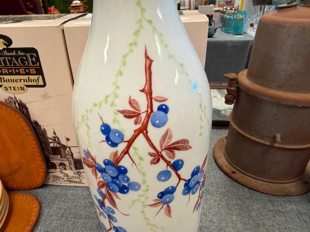 1990'S GEBRUDER HEUBACH HAND PAINTED BLUEBERRY PORCELAIN VASE - 7