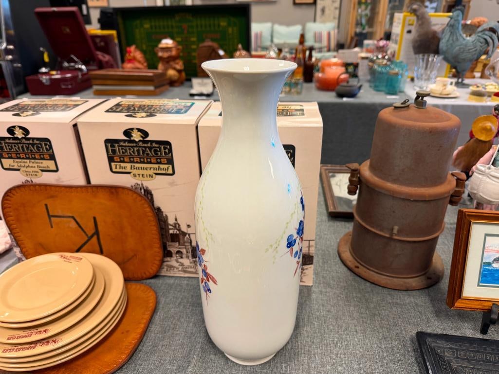 1990'S GEBRUDER HEUBACH HAND PAINTED BLUEBERRY PORCELAIN VASE - 9