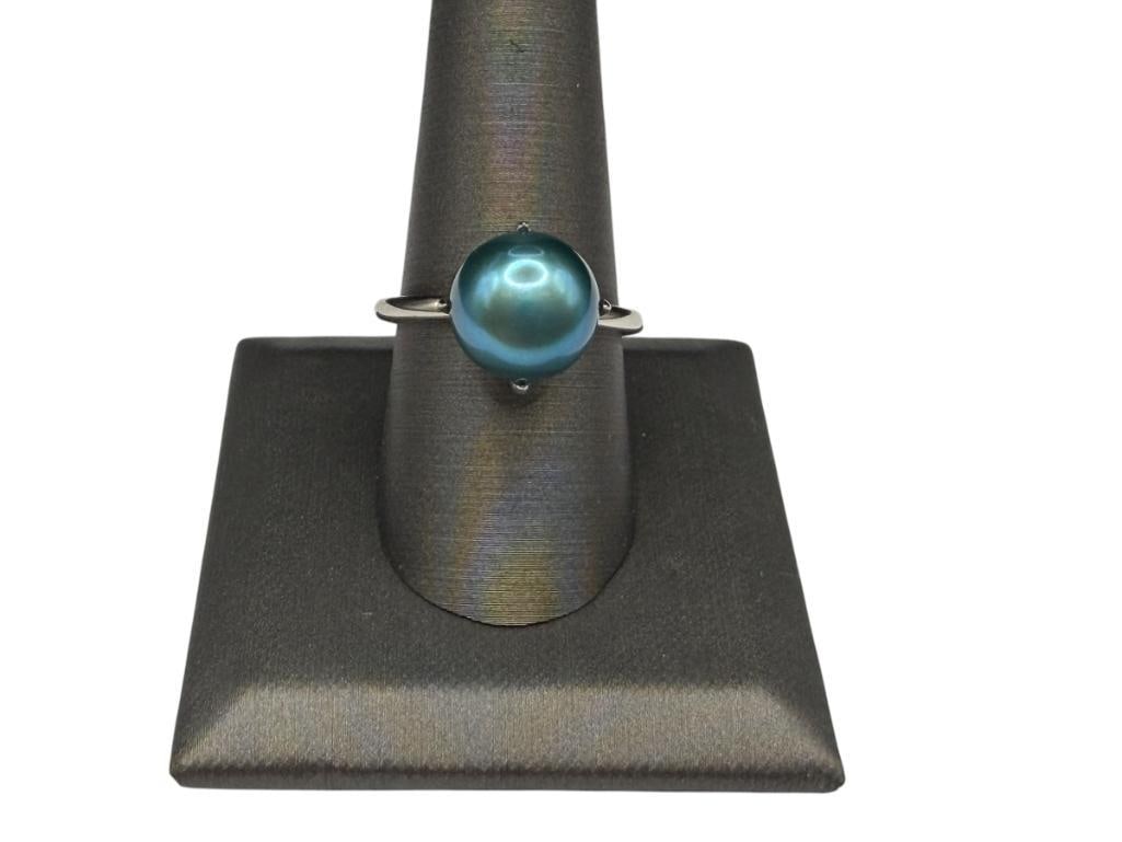 HONORA DESIGNER SIGNED STERLING SILVER DYED TEAL PEARL RING: FEATURING A TEAL HUE AND ROUND PEARL, DESIGNER HALLMARKED BY HONORA SIZE 9, 4.82 GRAMS, 11MM PEARL