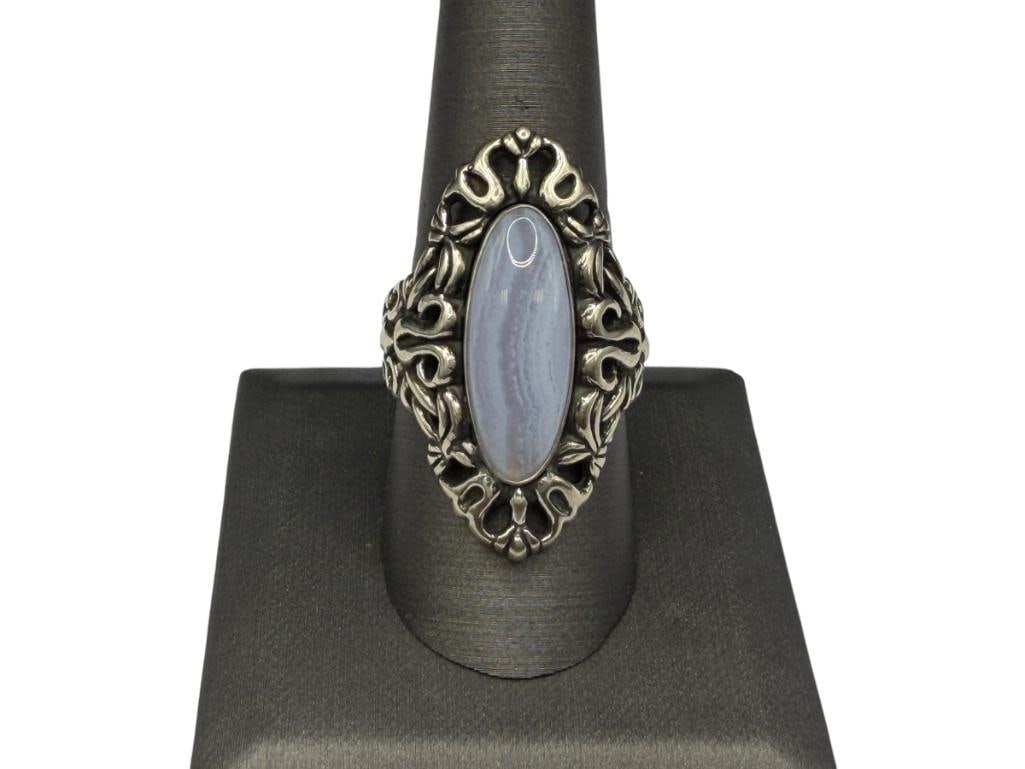 CAROLYN POLLACK DESIGNER SIGNED STERLING SILVER OVAL BLUE LACE AGATE RING: FEATURING FILIGREE STYLE DESIGN AND OBLONG BLUE LACE AGATE SIZE 9, 1 3/8" FRONT, 21MM AGATE, 14.35 GRAMS
