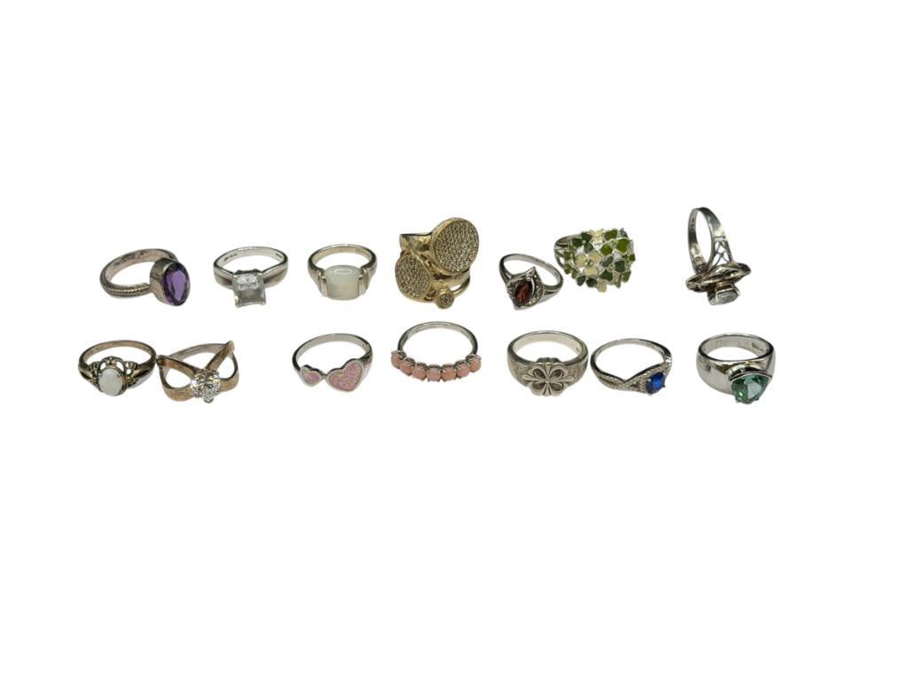 ASSORTED STERLING SILVER FASHION RINGS INCLUDING GEMTSONES AND SIMULATED GEMSTONES: INCLUDES GARNET, AMETHYST, MOTHER OF PEARL, SIMULATED SAPPHIRE, AND MORE VARIOUS SIZES, 76.26 GRAMS
