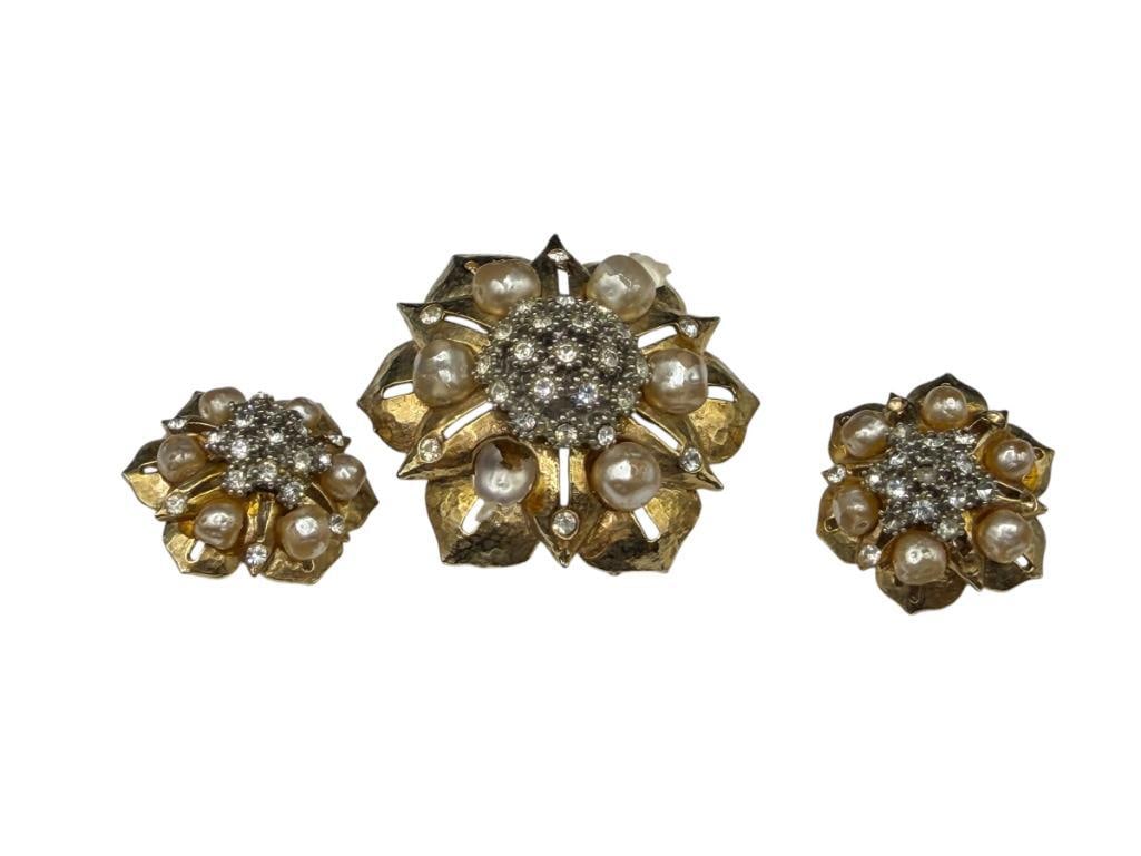 VINTAGE GOLD TONE FAUL PEARL AND RHINESTONE FLORAL COSTUME JEWELRY SET (1 of 7)