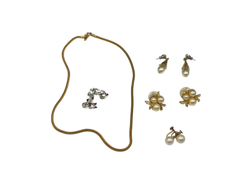 ASSORTED COSTUME JEWELRY FEATURING MOSTLY GOLD TONES AND FAUX PEARLS: INCLUDES A PAIR FO SCREW BACK EARRINGS, SILVER TONED LINKS, NECKLACE, AND MORE