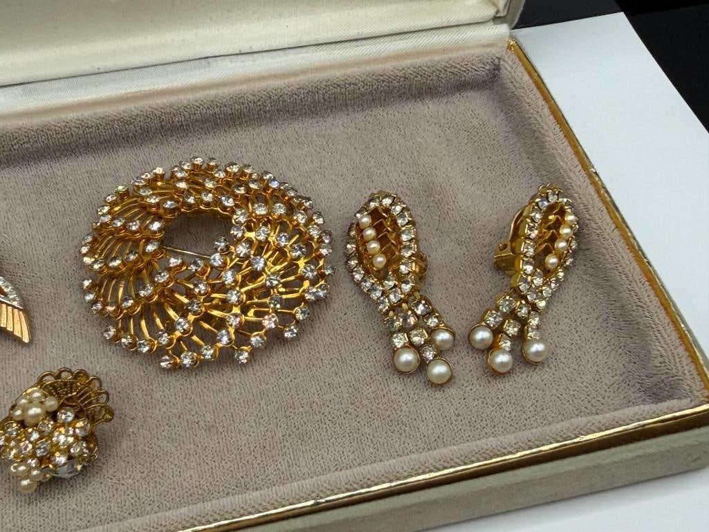 ASSORTED GOLD TONE COSTUME JEWELRY INCLUDING SOME SIGNED PIECES BY BOUCHER - 10