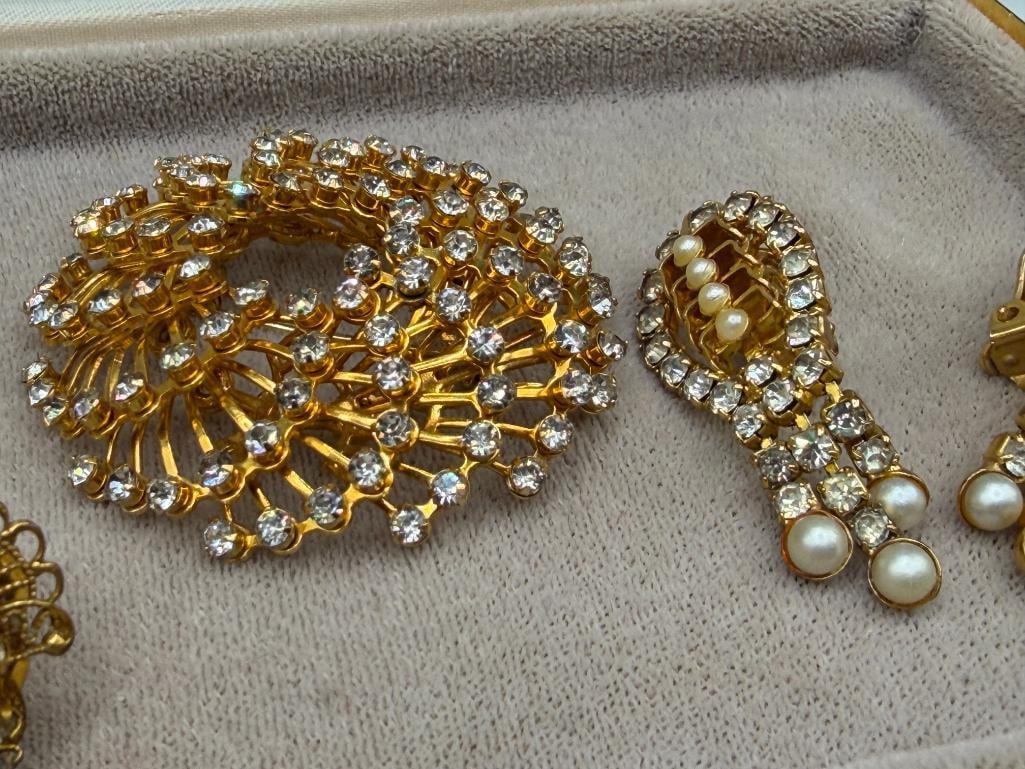 ASSORTED GOLD TONE COSTUME JEWELRY INCLUDING SOME SIGNED PIECES BY BOUCHER - 11