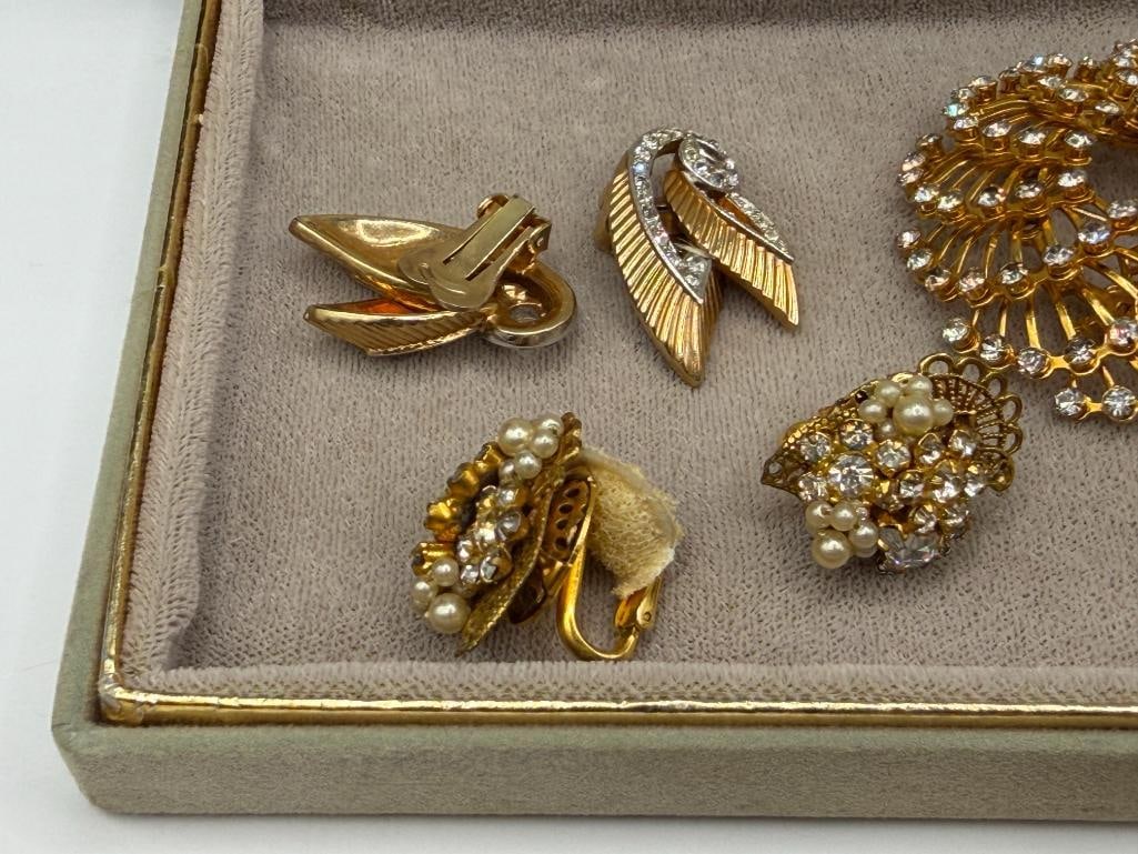 ASSORTED GOLD TONE COSTUME JEWELRY INCLUDING SOME SIGNED PIECES BY BOUCHER - 13