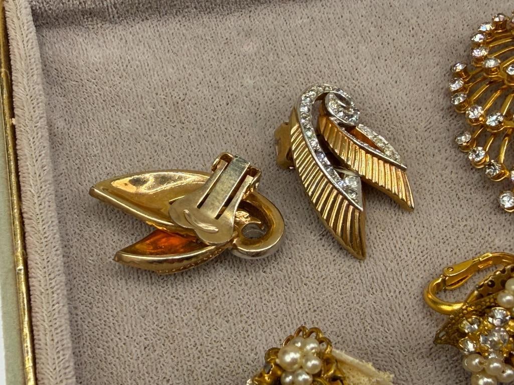 ASSORTED GOLD TONE COSTUME JEWELRY INCLUDING SOME SIGNED PIECES BY BOUCHER - 14
