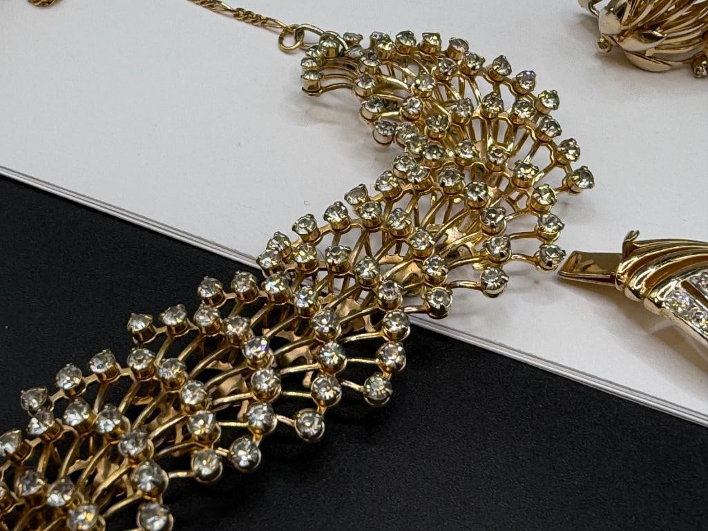 ASSORTED GOLD TONE COSTUME JEWELRY INCLUDING SOME SIGNED PIECES BY BOUCHER - 3